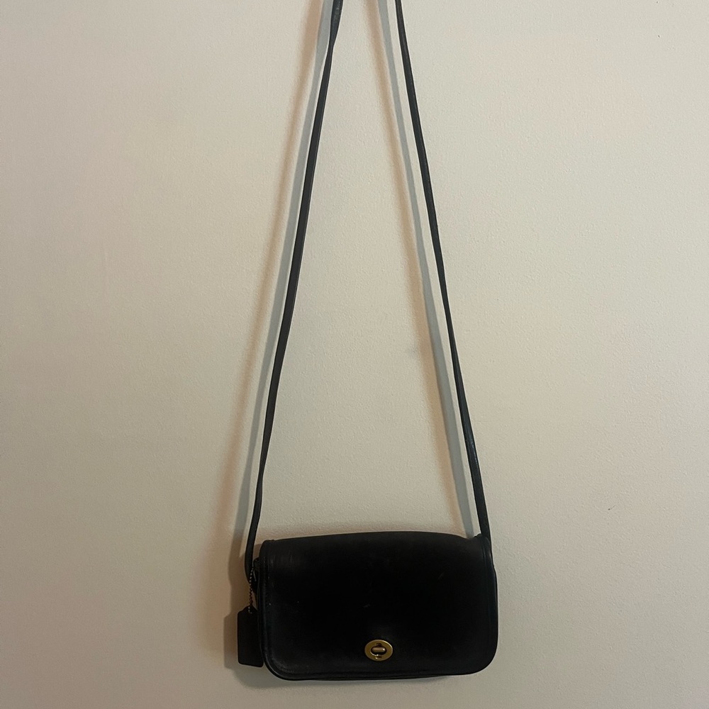 Elegant COACH Black Leather Crossbody Bag